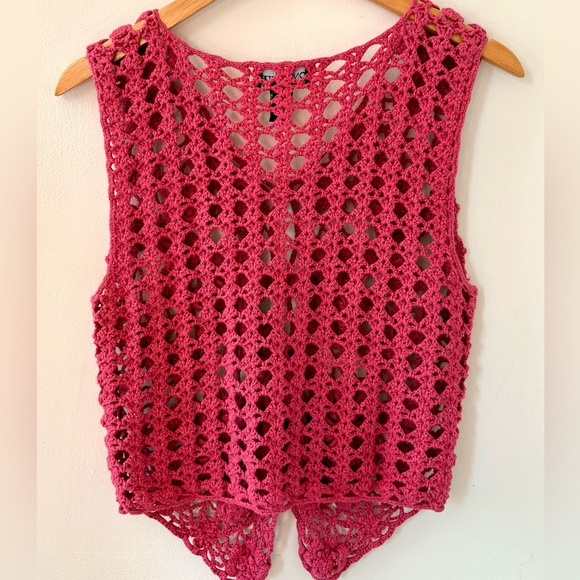 One step up 🩷 Deep Pink vintage 90s open knit floral crocheted vest Whimsy goth - Picture 3 of 3